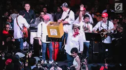 Para menteri yang tergabung dalam grup band Elek Yo Band tampil pada acara malam amal penggalangan dana untuk korban gempa Lombok di Jakarta, Kamis (9/8). Para menteri membawakan dua buah lagu. (Liputan6.com/Faizal Fanani)
