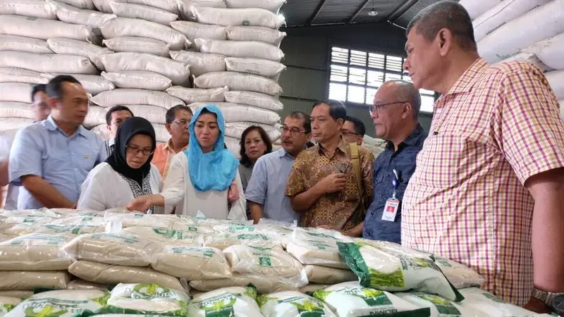 Direktur Jenderal Perdagangan Dalam Negeri Kementerian Perdagangan Tjahja Widayanti melakukan peninjauan ke Gudang Bulog di Medan, Sumatera Utara. (Liputan6.com/Reza Efendi)