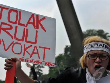 Para pengacara yang tergabung dalam Perhimpunan Advokat Indonesia (Peradi) melakukan aksi, Jakarta (11/9/2014) (Liputan6.com/Johan Tallo)