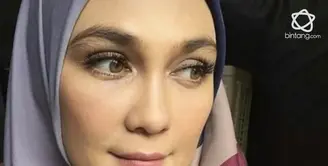 Menutup aurat dengan hijab ternyata membuat Luna Maya kian cantik.