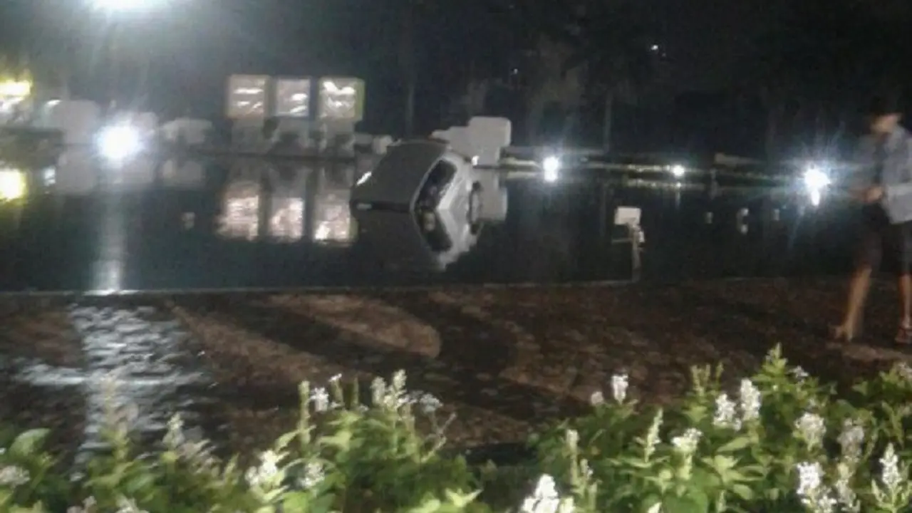Kecelakaan Mobil di Bundaran HI