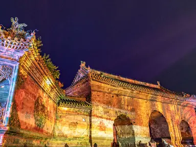 Foto yang diabadikan pada 14 September 2020 ini memperlihatkan sebuah pertunjukan cahaya di kawasan wisata Istana Yuxu di Gunung Wudang, Provinsi Hubei, China tengah. (Xinhua/Du Huaju)