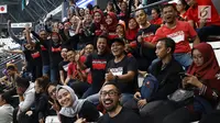 Suporter kenakan kaus hitam memberi dukungan kepada tim bola voli putra Indonesia dalam babak perempat final bola voli putra Asian Games 2018 di Volley Indoor Jakarta, Selasa (28/8). (Liputan6.com/Fery Pradolo)
