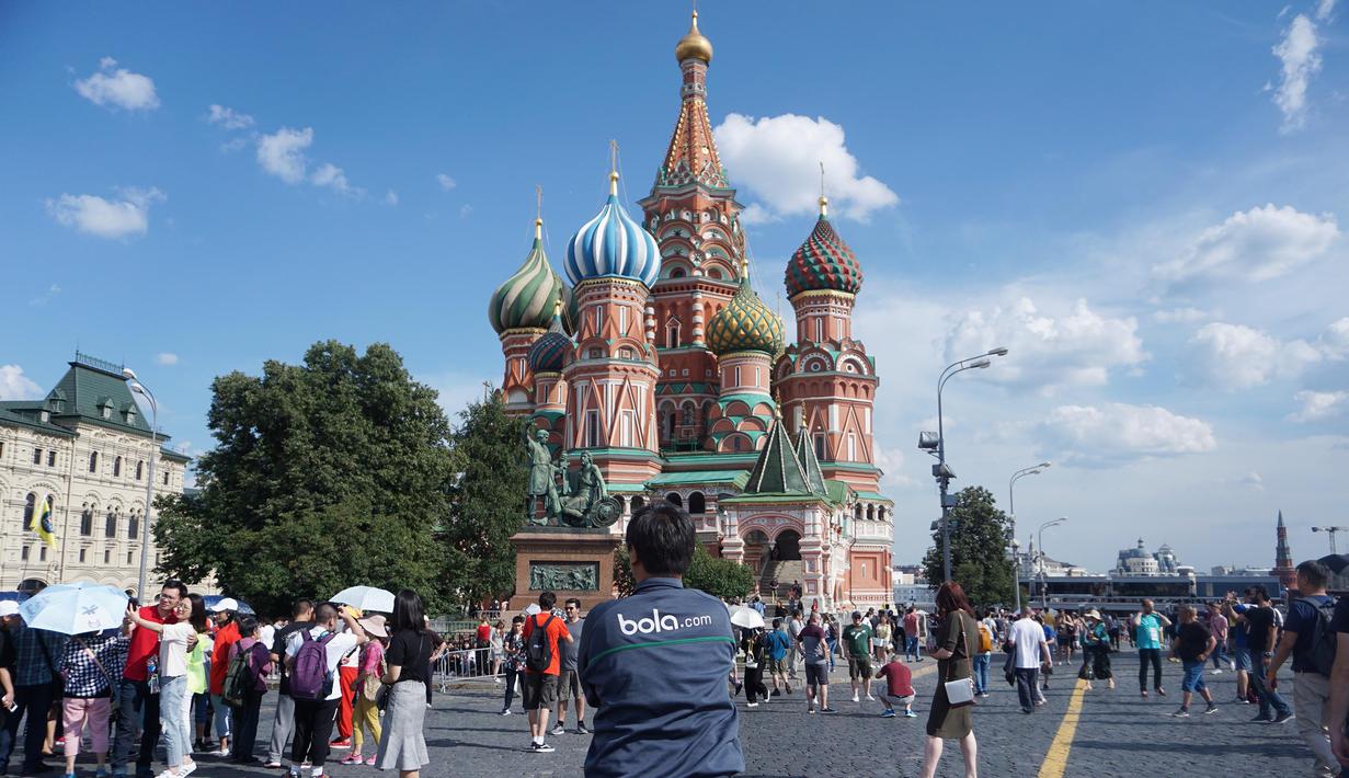 Wartawan Bola.com, Okie Prabhowo, berada di depan Saint Basil's Katedral, Moskow, Rusia. (Bola.com/Okie Prabhowo)
