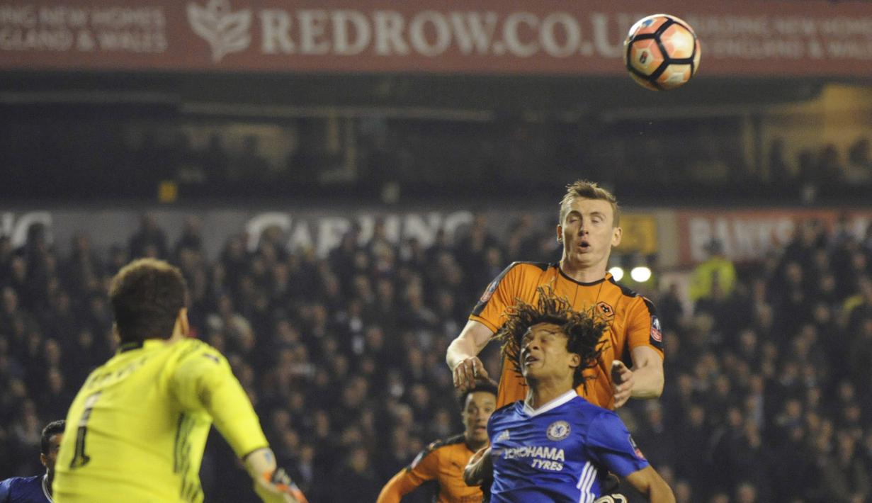 Pemain Chelsea, Nathan Ake ((2kanan) berduel dengan pemain Wolverhampton Wanderers, Jon Daoi Boovarsson pada putaran kelima Piala FA di Molineux stadium, Wolverhampton, (18/2/2017). Chelsea menang 2-0. (AP/Rui Vieira)
