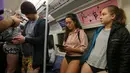 Penumpang berada di dalam kereta Jubilee Line saat mereka mengambil bagian dalam 'No Trousers On The Tube Day' tahunan (No Pants Subway Ride) di London Underground di London (13/1). (AFP Photo/Daniel Leal-olivas)