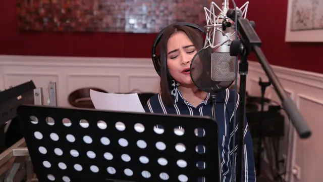 [Bintang] Prilly Latuconsina