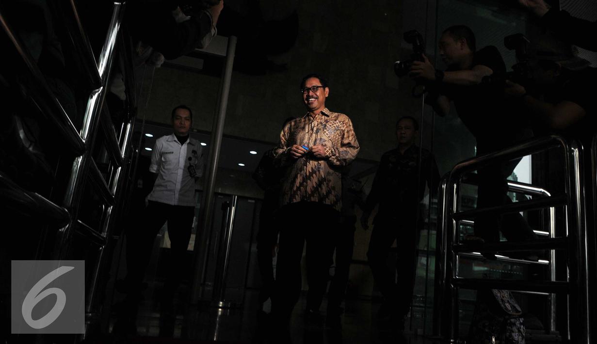 Sekretaris Daerah Banten Ranta Suharta usai menjalani pemeriksaan di KPK, Jakarta, Selasa (19/1). Ranta Suharta diperiksa terkait dugaan suap pemulusan penyertaan modal PT Banten Global Development (BGD). (Liputan6.com/Helmi Afandi)