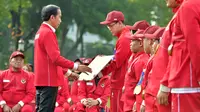Keberhasilan Kontingen Indonesia menjadi juara umum ASEAN Para Games (APG) 2023 dengan raihan 158 medali emas, 148 perak dan 95 perunggu mendapat apresiasi dari pemerintah melalui Presiden Joko Widodo. Bertempat di Istana Merdeka, Jakarta, Senin (3/7/2023), Presiden Jokowi secara simbolis menyerahkan bonus kepada para atlet, pelatih dan asisten pelatih peraih medali yang dihadiri pula oleh Menpora Dito Ariotedjo, Ketua NPC Indonesia Senny Marbun dan CdM Indonesia untuk APG 2023 Andi Herman serta sejumlah Menteri Indonesia Maju. Total Anggaran yang disediakan senilai lebih dari 320 miliar, dengan rincian Rp525 juta bagi peraih medali emas, Rp315 juta untuk perak dan Rp157,5 juta bagi peraih medali perunggu. (Dok. Sekretariat Presiden)