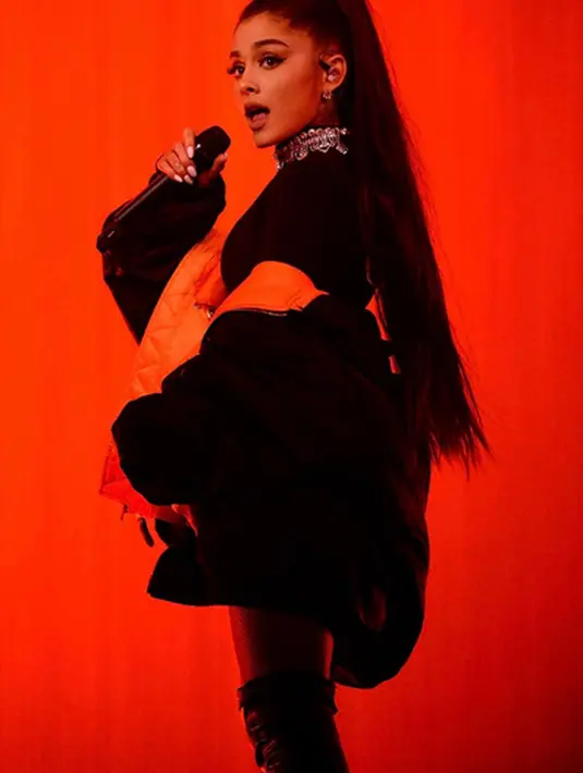 Beberapa waktu setelah ledakan itu terjadi, Ariana Grande mengungkapkan kesedihannya lewat cuitan di Twitter. Beberapa hari setelah itu, Ariana pun kembali mengunggah pengumuman soal konser musik penggalangan dana itu. (Instagram/arianagrande)