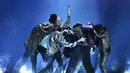 Bangtan Boys atau yang lebih dikenal dengan BTS tampil di atas panggung Billboard Music Awards 2018 di Las Vegas, Minggu (20/5). BTS membawakan lagu terbarunya, 'Fake Love' di ajang penghargaan musik bergengsi itu. (Ethan Miller/GETTY IMAGES/AFP)