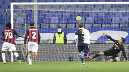 Gelandang AC Milan, Franck Kessie (kiri), mencetak gol pertama AC Milan ke gawang Sampdoria dalam laga lanjutan Liga Italia 2020/21 pekan ke-10 di Luigi Ferraris Stadium, Minggu (6/12/2020). AC Milan menang 2-1 atas Sampdoria. (LaPresse via AP/Tano Pecoraro)