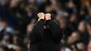 Pelatih Manchester City, Pep Guardiola saat merayakan gol kedua timnya yang dicetak oleh Erling Haaland pada laga lanjutan Liga Inggris 2024/2025 melawan West Ham di Etihad Stadium, Manchester, Inggris, Sabtu (04/01/2025). (AFP/Oli Scarff)