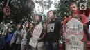 Massa aksi yang tergabung dalam Komite Aksi Solidaritas Untuk Munir (Kasum) mengggelar aksi terkait 18 tahun pembunuhan munir di depan Komnas HAM, Jakarta, Rabu (7/9/2022). Dalam aksinya mereka menuntut agar Komnas HAM untuk segera menetapkan kasus pembunuhan Munir sebagai pelanggaran HAM Berat.  (Liputan6.com/Herman Zakharia)