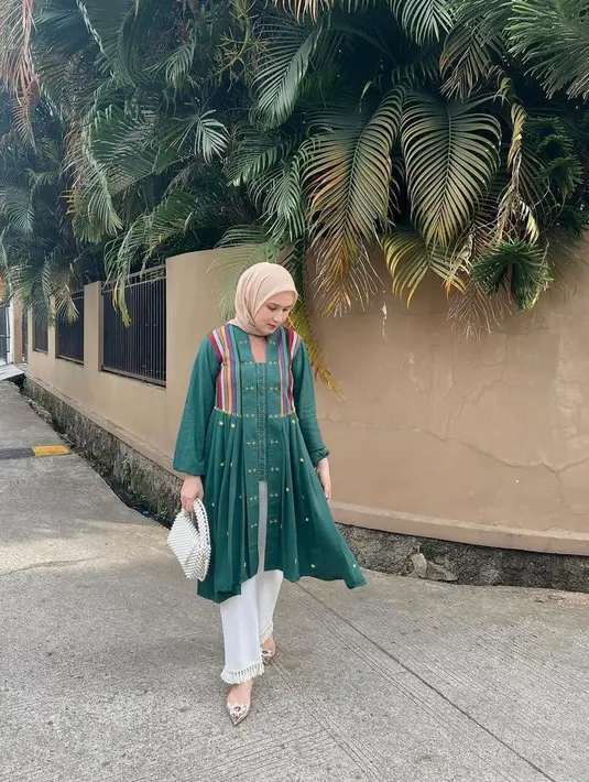 Kebaya modern warna hijau dipadukan celana kulot putih dan jokan beri tampilan mewah tapi tetap bersahaja. (Instagram/dwihandaanda).