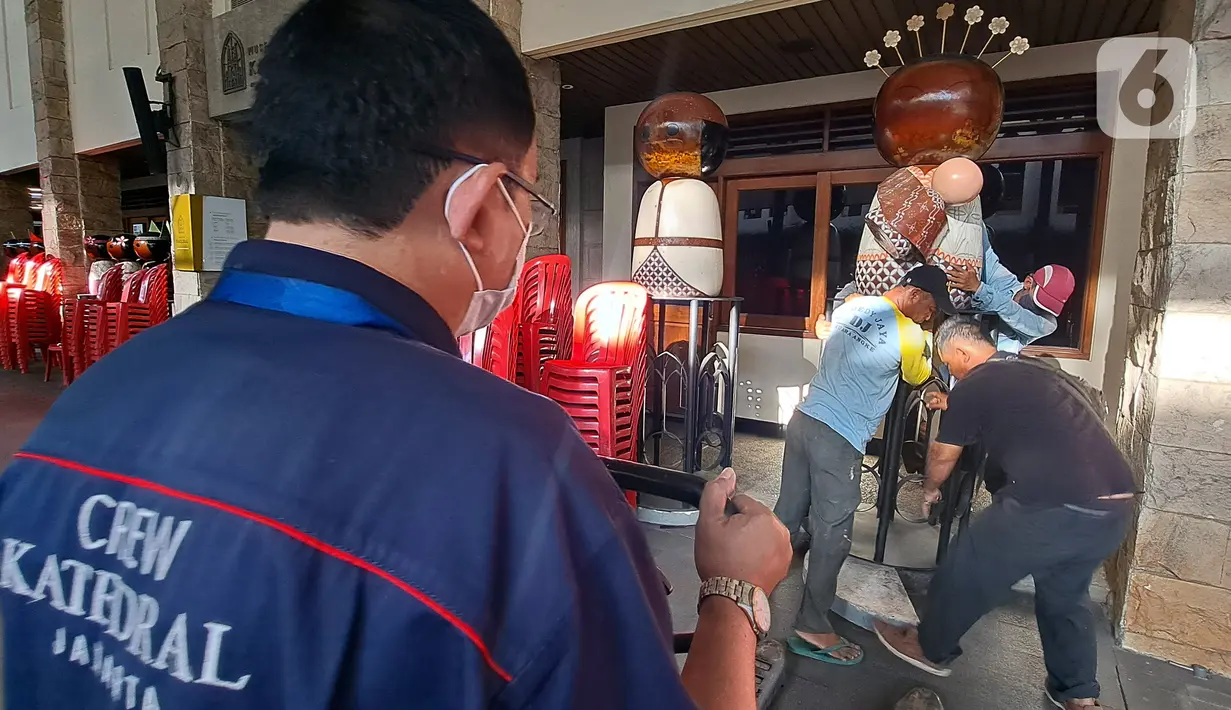 Petugas menyelesaikan pembuatan hiasan jelang perayaan Natal di Gereja Katedral Jakarta, Selasa (20/12/2022). Sepekan jelang perayaan Natal gereja Katedral bersiap menghias gereja dengan pernak-pernik  Natal. (Liputan6.com/Johan Tallo)
