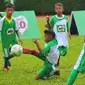 Sejumlah siswa SD melakukan pertandingan sepak bola di ajang Milo Football Championship 2017 di Jakarta, Sabtu (18/2). (Liputan6.com/Angga Yuniar)