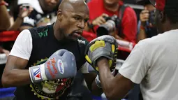 Jelang mega duel melawan Manny Pacquiao, Mayweather berlatih keras. (AP Photo/John Locher)