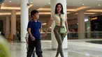 Di tengah rumor yang sedang ramai menjadi sorotan warganet tentang hubungannya dengan putri sulungnya, Nikita Mirzani tampak menikmati waktu bersama kedua putranya, Azka dan Arkana. Wanita yang kerap disapa Nikmir itu asyik mengajak buah hatinya jalan-jalan. (Liputan6.com/IG/@nikitamirzanimawardi_172)