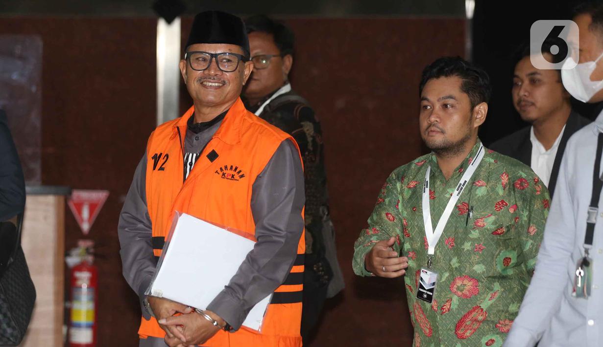 Dalam kasus ini, KPK menyita beberapa peralatan bukti, termasuk dua mobil mewah dari pihak terkait. Tampak dalam foto, Wali Kota Madiun nonaktif, Maidi, sesaat sebelum meninggalkan Gedung Merah Putih Komisi Pemberantasan Korupsi (KPK) usai menjalani pemeriksaan lanjutan, Jakarta, Kamis (23/4/2026). (Liputan6.com/Helmi Fithriansyah)