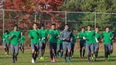 Para pemain Timnas Indonesia U-19 berlari ringan saat latihan di Paju National Football Centre, Gyeonggi, Minggu (29/10/2017). Persiapan dilakukan Timnas U-19 jelang laga Kualifikasi Piala Asia 2018. (Bola.com/Media PSSI)