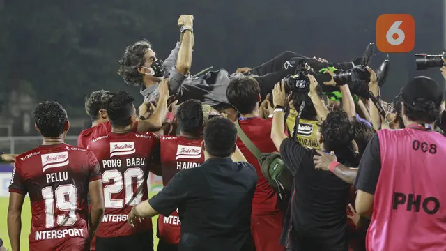 Foto: Antiklimaks Bali United saat Jadi Juara BRI Liga 1, Dibantai Persebaya 0-3