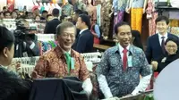 Presiden Joko Widodo (Jokowi) mengajak Presiden Korea Selatan Moon Jae-in blusukan ke Bogor Trade Mall (BTM), Bogor, Kamis (9/11/2017) (Septian Deny/Liputan6.com)