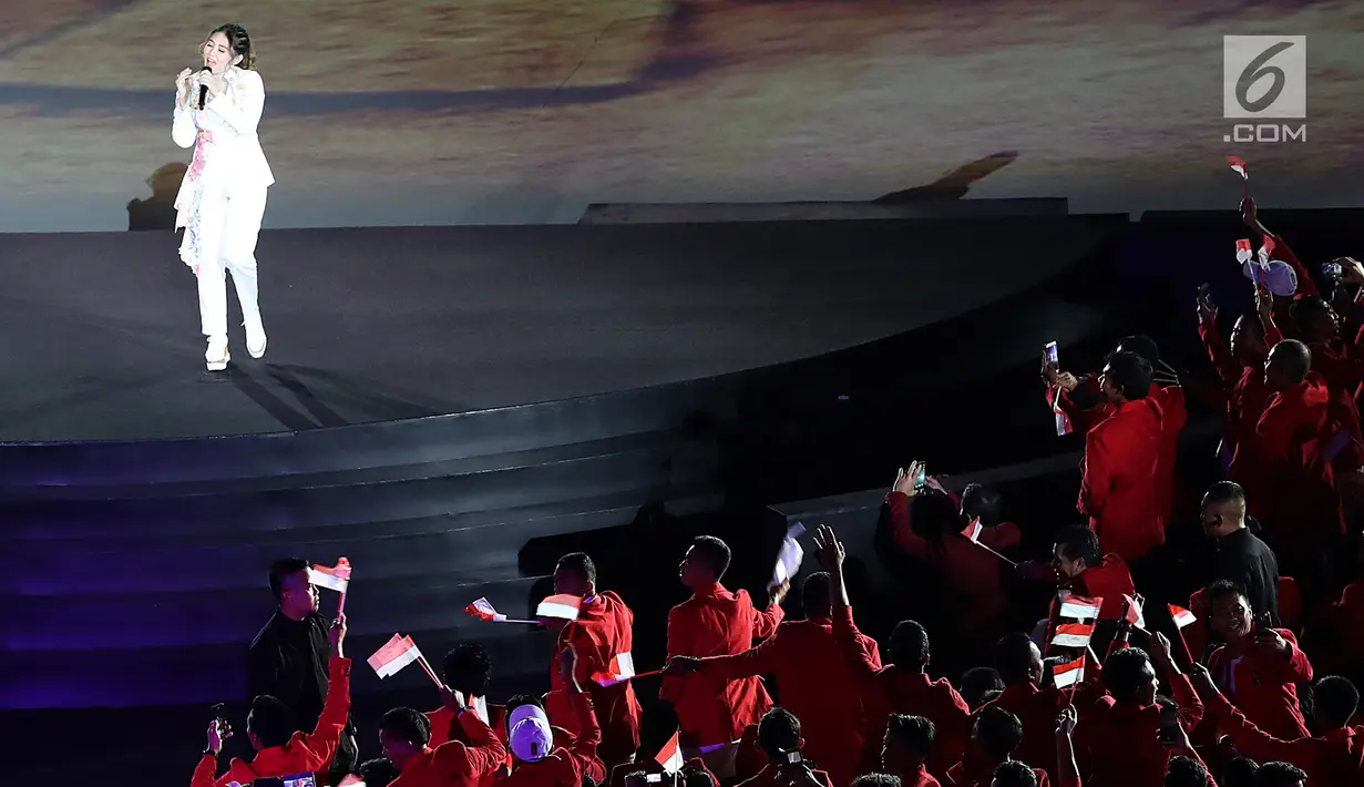 Penyanyi dangdut, Via Vallen membawakan  lagu "Meraih Bintang" pada pembukaan Asian Games 2018 di Stadion Gelora Bung Karno, Jakarta, Sabtu (18/8). Via Vallen tampil setelah defile atlet dari 45 negara termasuk Indonesia. (Liputan6.com/ Fery Pradolo)