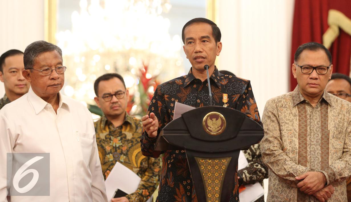 Presiden Jokowi mengumumkan paket kebijakan ekonomi tahap pertama di Istana Merdeka, Jakarta, Rabu (9/9/2015). Pemerintah fokus pada penguatan ekonomi makro, daya saing ekonomi nasional, dan pemberdayaan ekonomi rakyat. (Liputan6.com/Faizal Fanani)