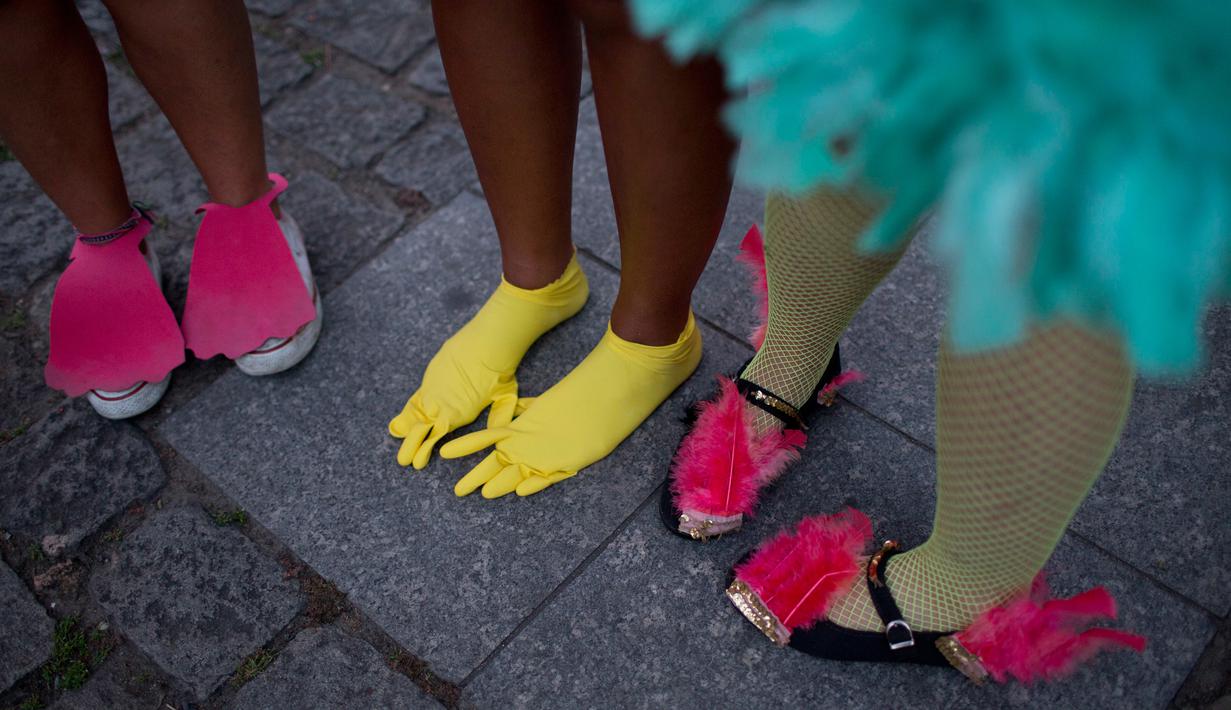 Alas kaki yang dipakai sejumlah wanita saat merayakan karnaval "Maria vem com as outras" di Rio de Janeiro, Brasil (3/2). Acara ini juga untuk mengkampanyekan melawan pelecehan terhadap perempuan. (AP Photo / Silvia Izquierdo)