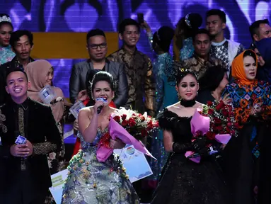 Weni (tengah) menyanyikan lagu kemenangan usai dinobatkan menjadi juara D'Academy Asia 2 di Studio 5 Indosiar, Jakarta, Kamis (29/12). Weni berhasil unggul atas dua finalis lainnya, Rani dan Irsya ditempat ketiga. (Liputan6.com/Helmi Fithriansyah)