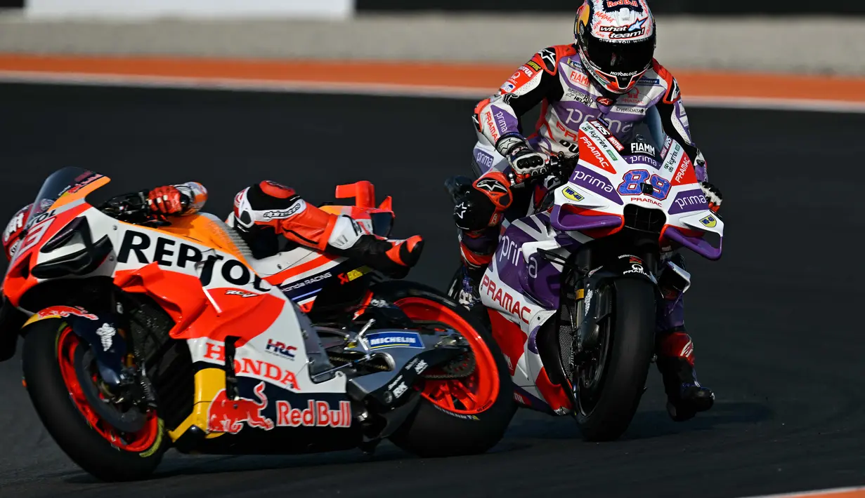 Pembalap Pramac Racing, Jorge Martin (kanan), bersenggolan dengan pembalap Repsol Honda, Marc Marquez dalam MotoGP Valencia yang berlangsung di Sirkuit Ricardo Tormo, Valencia, Spanyol Minggu (26/11/2023). (AFP/Javier Soriano)