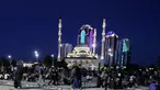 Suasana saat umat muslim berbuka puasa bersama saat bulan suci Ramadan di alun-alun depan Masjid Pusat 'Heart of Chechnya', Grozny, Rusia, Jumat (31/5/2019). (AP Photo/Musa Sadulayev)