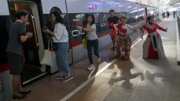 PT KCIC turut memeriahkan peringatan Hari Lahir Pancasila di Stasiun Halim Jakarta dengan menghadirkan tarian daerah yang dilakukan di dalam kereta cepat Whoosh. (Liputan6.com/Herman Zakharia)