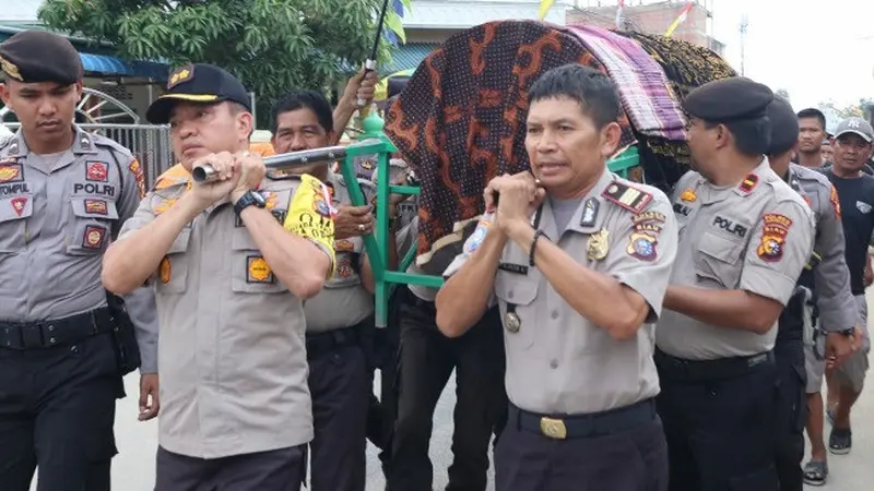 Kapolres Indragiri Hilir ikut menandu keranda jenazah korban serpihan peluru dari penembakan preman kampung.