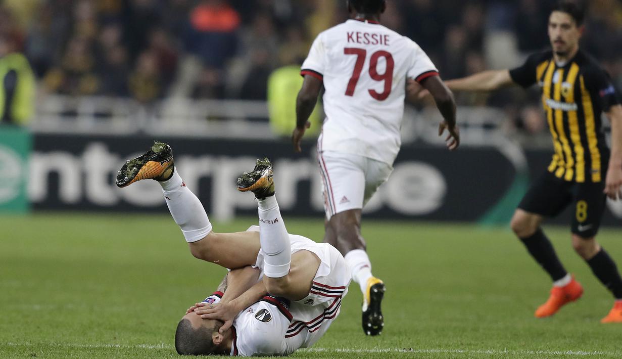 Bek AC Milan, Leonardo Bonucci, tampak kesakitan saat melawan AEK Athens pada laga Liga Europa di Stadion Olympic, Athens, Kamis (2/11/2017). Kedua klub bermain imbang 0-0. (AP/Thanassis Stavrakis)