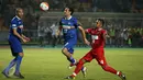 Pemain belakang Primavera Baretti, Charis Yulianto (kanan) menahan laju gelandang Calcio Legend Nicola Amoruso saat laga persahabatan di Stadion GBK Jakarta, Sabtu (21/5/2016). Primavera Baretti kalah telak 4-0. (Liputan6.com/Helmi Fithriansyah)