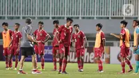 Pemain Timnas U-17 Indonesia, M Andre Pangestu (tengah) terlihat kecewa usai dikalahkan Malaysia U-17 pada laga terakhir Kualifikasi Grup B Piala Asia U-17 2023 di Stadion Pakansari, Kab. Bogor, Jawa Barat, Minggu (9/10/2022). Laga kedua tim berlangsung sengit dan Timnas U-17 Indonesia harus mengakui keunggulan Malaysia dengan skor 1-5. (Liputan6.com/Helmi Fithriansyah)