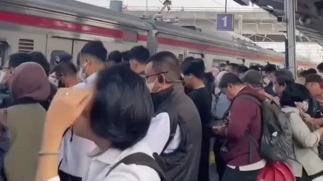 Penumpang Menumpuk di Stasiun Depok Baru Pasca Pembatalan Tujuh Perjalanan KRL