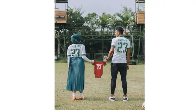 5 Potret Maternity Shoot Hansamu Yama dan Istri, Pakai Baju Timnas