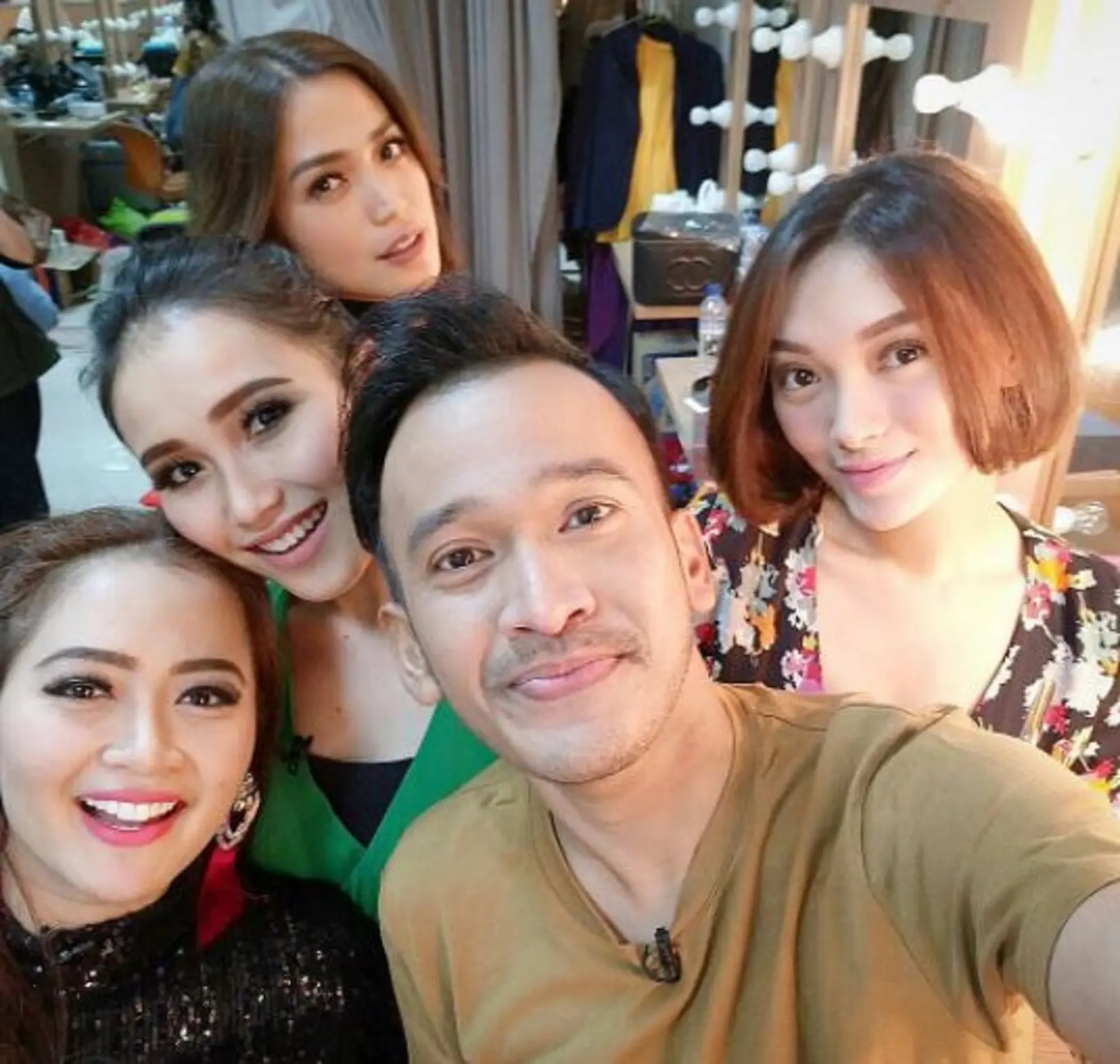 Ruben Onsu mengunggah foto bersama Ayu Ting Ting, Jessica Iskandar, Vega Darwanti, dan Zaskia Gotik (Instagram/@ruben_onsu)