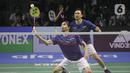 Ganda putra Indonesia Duta Sheila on 7 dan Vincent Rompies mengembalikan kok ke arah pasangan asal Malaysia, Fazley Yaakob dan Imran Aqil dalam pertandingan Vindes Tepok Bulu di Istora Gelora Bung Karno, Senayan, Jakarta, Jumat (17/11/2023). (Liputan6.com/Faizal Fanani)