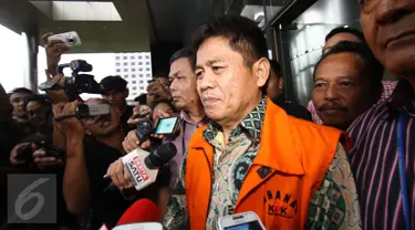 Anggota Komisi V DPR dari fraksi PKB Musa Zainuddin memberi keterangan kepada awak media usai menjalani pemeriksaan di Gedung KPK, Jakarta, Kamis (23/2). Musa menjalani pemeriksaan perdana sebagai tersangka. (Liputan6.com/Helmi Afandi)