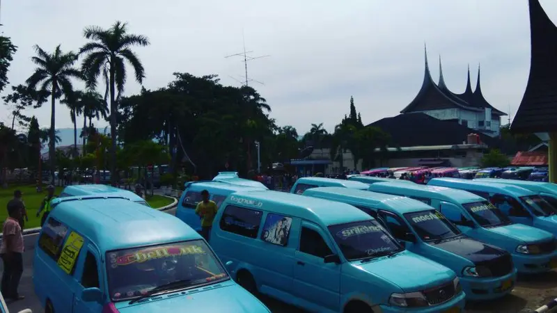 Sopir Angkot Parkir Mobil di Kantor Gubernur Sumbar