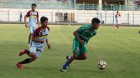 Irsan Lestaluhu (kanan), talenta muda baru milik Madura United. (Bola.com/Aditya Wany)