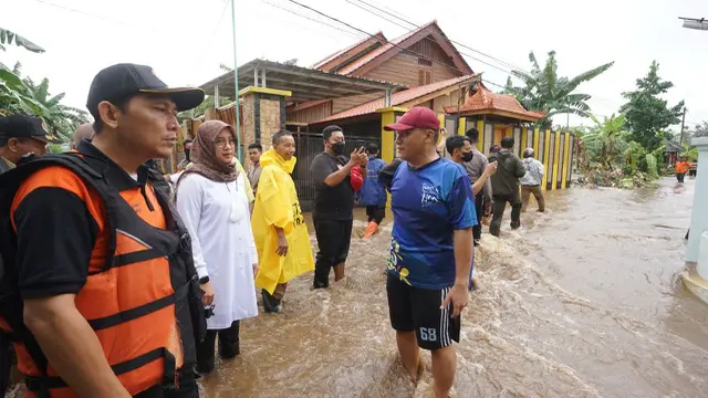 Bupati Banyuwangi Ipuk Fiestiandani meninjau korban banjir di sejumlah titik di wilayah perkotaan Banyuwangi. (Istimewa)