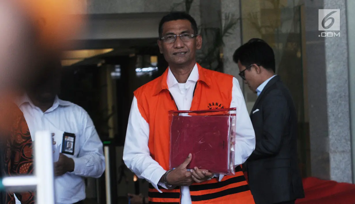Bupati Kudus Muhammad Tamzil usai menjalani pemeriksaan oleh penyidik di Gedung KPK, Jakarta, Rabu (21/8/2019). Muhammad Tamzil diperiksa sebagai tersangka terkait dugaan suap pengisian jabatan perangkat daerah Kabupaten Kudus tahun 2019. (merdeka.com/Dwi Narwoko)