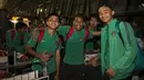 Para pemain Timnas Indonesia U-16 foto bersama saat tiba di Bandara Soetta, Tangerang, Sabtu (23/9/2017). Timnas U-16 berhasil meraih hasil sempurna pada kualifikasi Piala Asia U-16 di Thailand. (Bola.com/Vitalis Yogi Trisna)