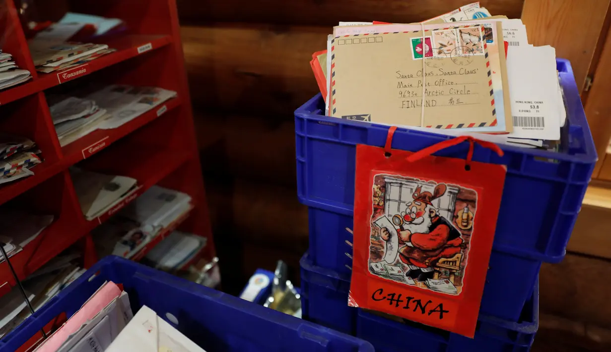 Surat dari seluruh dunia disimpan di kantor pos Desa Sinterklas atau Santa Claus Village, Finlandia, 15 Desember 2016.  Negara Tiongkok, Polandia, Italia, Inggris, Finlandia, Jepang dan Rusia menjadi pengirim terbanyak. (REUTERS/Pawel Kopczynski)