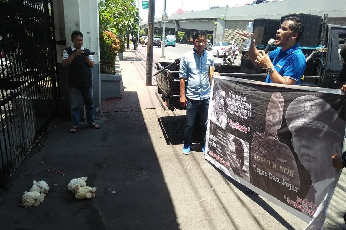 Mahasiswa kritik penanganan kasus korupsi di tingkat Kejati Sulsel dengan membawa 4 ekor ayam ras betina (Liputan6.com/ Eka Hakim)